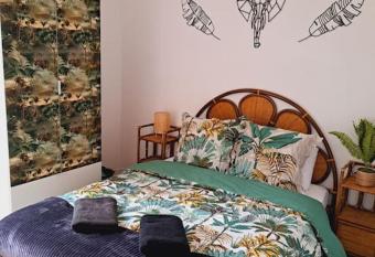 Appartement Jungle, centre ville allows 18 year olds to book a room