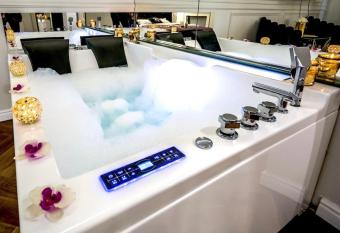 Apartament Shine Jacuzzi Starowi  lna Krak  w has rooms with a private hot tub