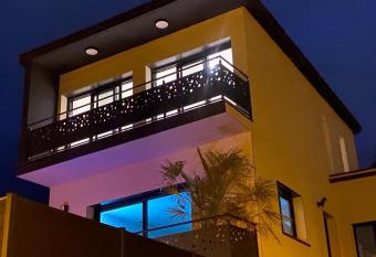 Grande Villa cosy avec piscine, sauna & jacuzzi has rooms with a private hot tub