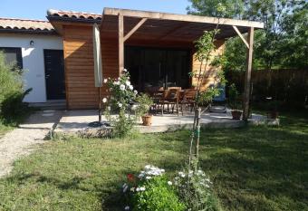 Beau 2 pi  ces avec jardin dans villa    Mougins. allows 18 year olds to book a room