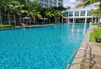 Retreat at Cybersquare - No Deposit allows 18 year olds to book a room