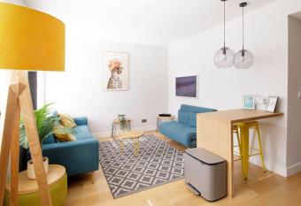 Central flat by the beach has Balcony rooms