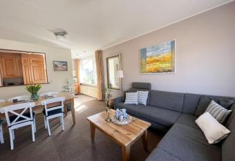 Ruime Vakantiewoning met Dakterras, 150m van Strand in Egmond aan Zee has Balcony rooms