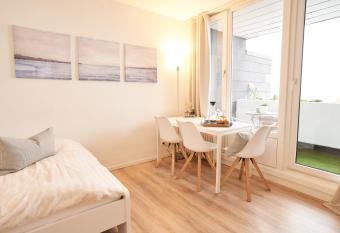 Gem  tliches und helles Studio Apartment mit Balkon, Badewanne, WLAN, Parkplatz has Balcony rooms