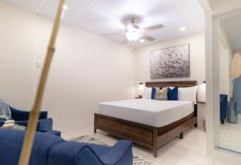 The Sanctuary: Studio near Airport with fire place allows 18 year olds to book a room