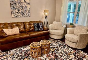 Private Charming Cottage Convenient UA & Mercedes allows 18 year olds to book a room