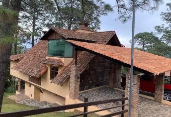 Caba  a en Mazamitla has rooms with a private hot tub