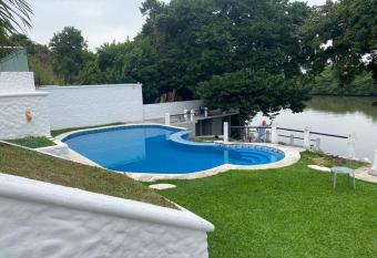 Villa s  per ubicada, boca del R  o, vista al rio. allows 18 year olds to book a room