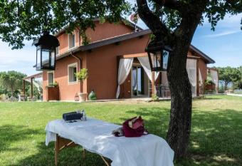 Tuscany Villa Quercuum Dimorae-ADULTS ONLY allows 18 year olds to book a room