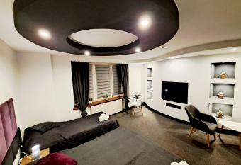 Lucky Apartments - Pokoje Hotelowe has rooms with a private hot tub