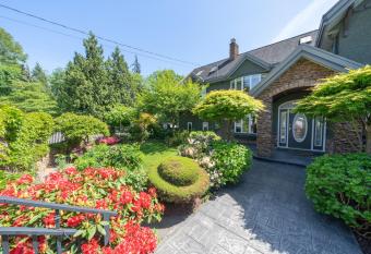 Coquitlam 5bed/3bath Luxury home + swimming pool allows 18 year olds to book a room