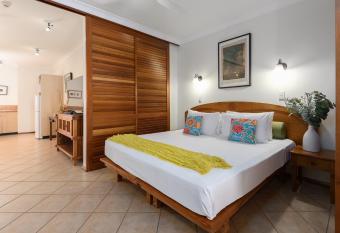 Poolside Villa - Hibiscus 40b has Balcony rooms