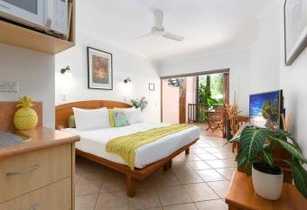 Poolside Villa - Hibiscus 40a has Balcony rooms