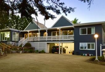 Hamptons In Rye Studio - 3 Mins from Famous Hot Springs! allows 18 year olds to book a room