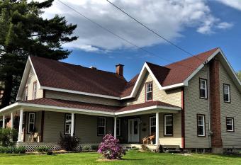 Couette & Caf   Pont Rouge Estrie has Balcony rooms