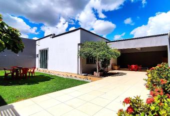 Linda Casa Equipada em Bairro tranquilo prox Cataratas has Balcony rooms