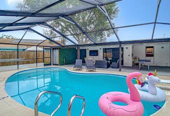 Mad Beach Bungalow-POOL, 4 Mins to Madeira Beach allows 18 year olds to book a room