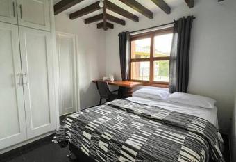 La Orqu  dea allows 18 year olds to book a room