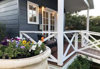 Hamptons In Rye Blue Cottage 3 Mins from Hot Springs! allows 18 year olds to book a room