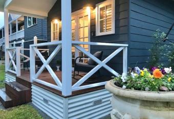 Hamptons In Rye Green Cottage 3 Mins to Hot Springs! allows 18 year olds to book a room