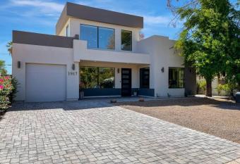 Modern Oasis in the Heart of Phoenix! has Balcony rooms