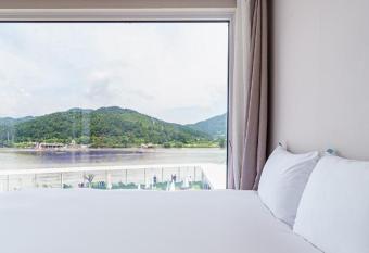 Gapyeong Parotia Waterhouse allows 18 year olds to book a room