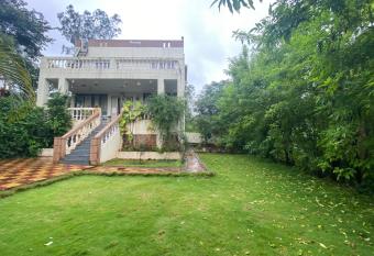 Lake view Manor has Balcony rooms