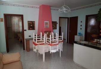 Appartamento incantevole con camino e terrazzo has Balcony rooms