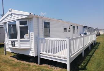 Seaside Delight - Close to the beach has Balcony rooms