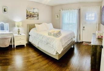 Eclectic 3 bedroom townhouse with back terrace has Balcony rooms