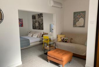 8+8 Appartamento con garage allows 18 year olds to book a room