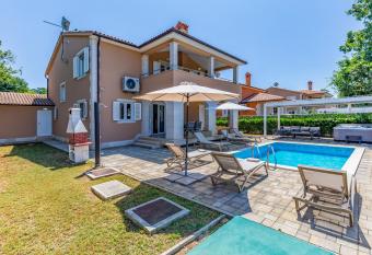 Lotus Villas has rooms with a private hot tub