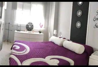 A 15 min del centro,a pies del Guadalquivir allows 18 year olds to book a room