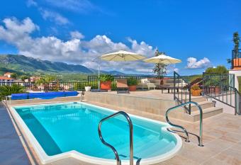 Kalina Deluxe Apartments has Balcony rooms