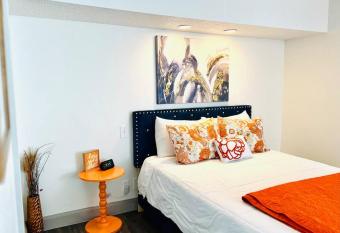 The Sunshine Getaway has rooms with a private hot tub