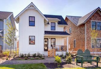 Easy Breezy Cottage Seabrook WA Dog Friendly w/ Hot Tub has Balcony rooms