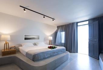 Xenones Filotera has rooms with a private hot tub