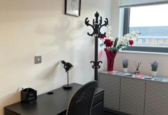 Stylish 2 bedrooms, 2 bathrooms with workspace in Milton Keynes allows 18 year olds to book a room