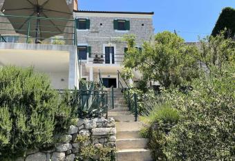 Holiday Home Aria has rooms with a private hot tub