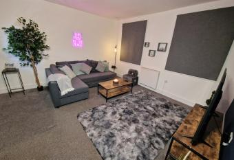 Cosy Homely 1 bed apartment in the heart of reading town centre allows 18 year olds to book a room