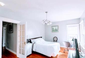 Adorable two-bedroom/gym and deck has Balcony rooms