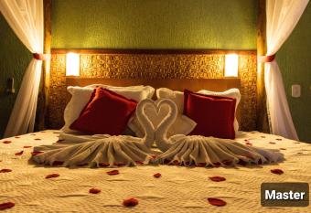 Varandas ao Mar has rooms with a private hot tub