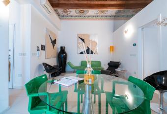 Delle Scienze 11 has Balcony rooms