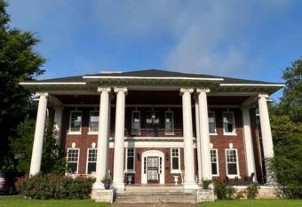 The Governor's Mansion - A Step Back in Time. has Balcony rooms