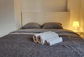 Cosy studio near trainstation allows 18 year olds to book a room