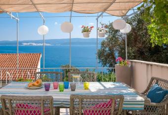 Villa Jane has Balcony rooms