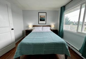 HILL HOUSE - Downtown, City & Ocean Views has Balcony rooms