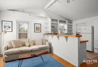 Private Outdoor Oasis w Hot Tub in Hip E Austin has rooms with a private hot tub