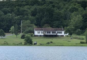 Private Lake House in Monticello has Balcony rooms