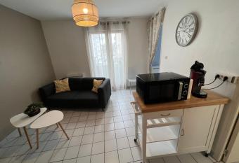 T1 bis cosy-proche campus et stade des alpes allows 18 year olds to book a room